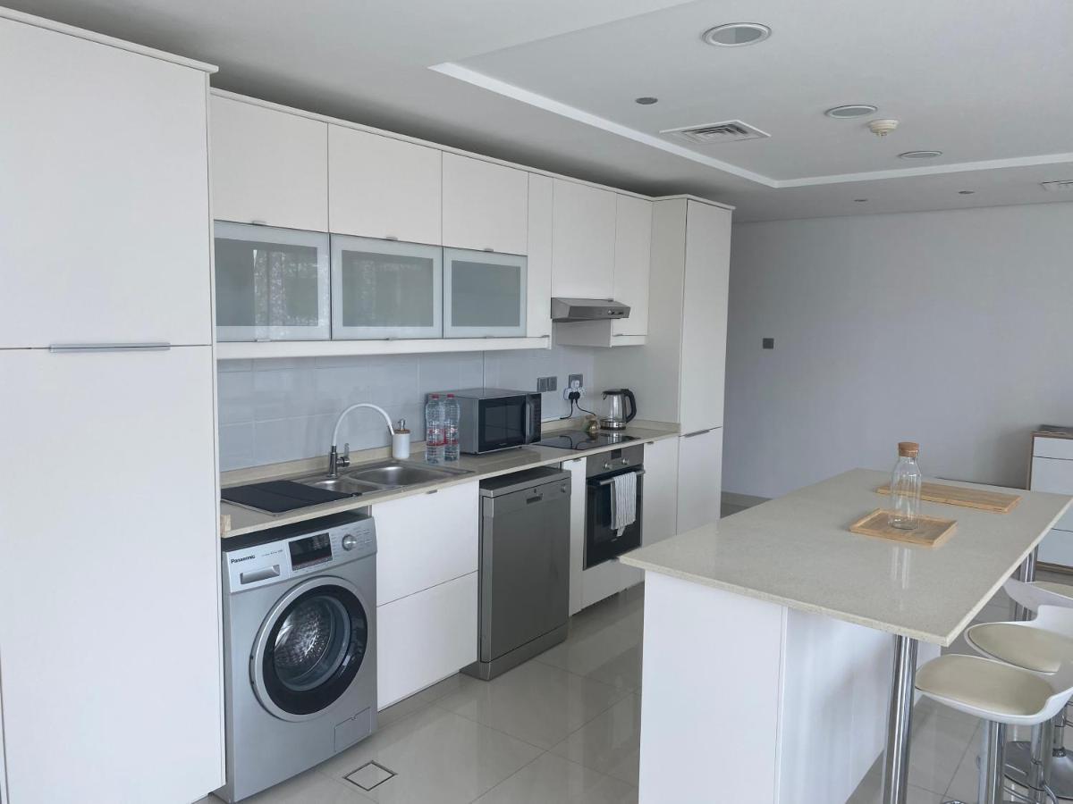 One Bedroom Apartment With Pool & Gym Near Marina Dubaj Kültér fotó