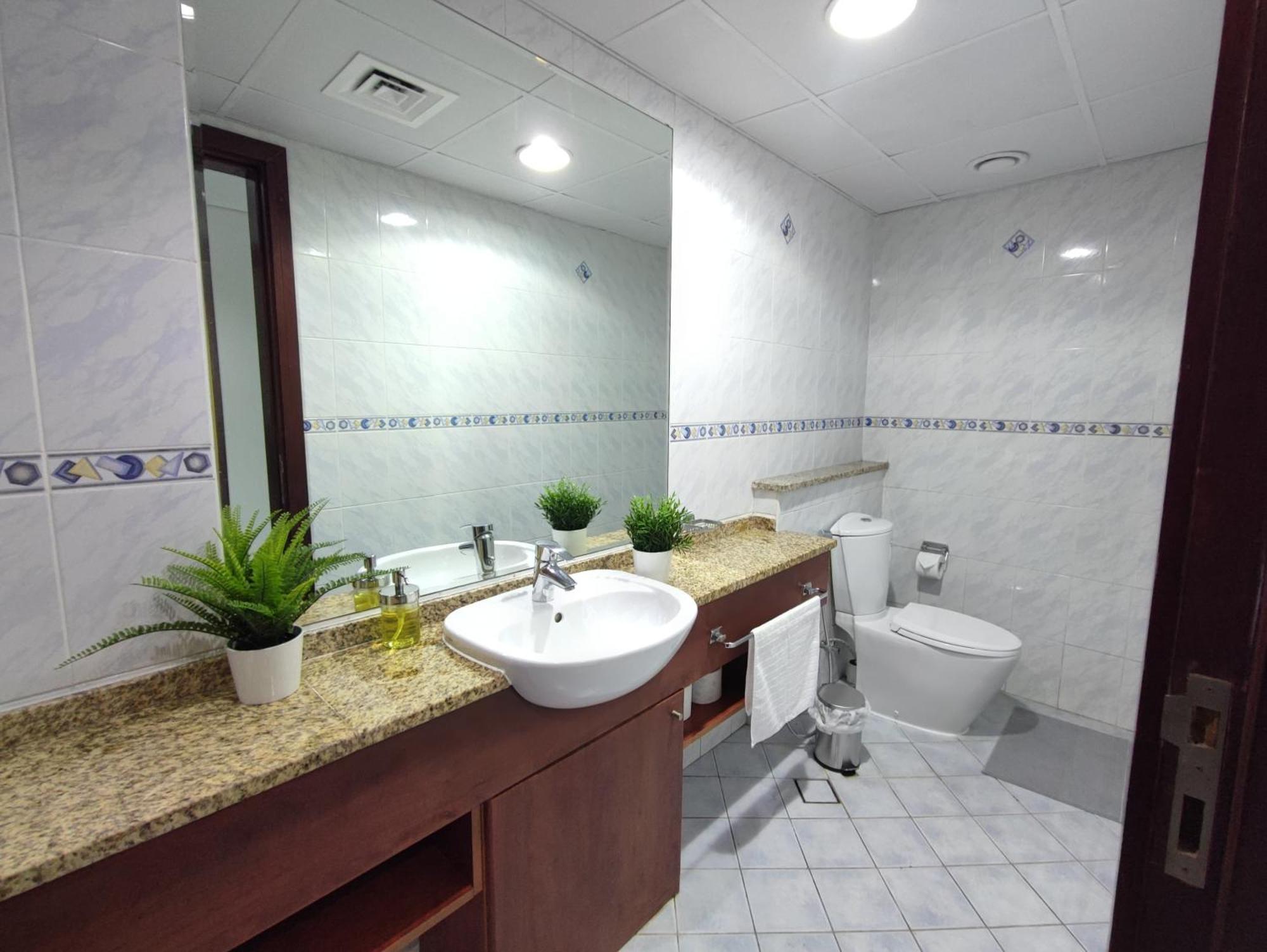 One Bedroom Apartment With Pool & Gym Near Marina Dubaj Kültér fotó