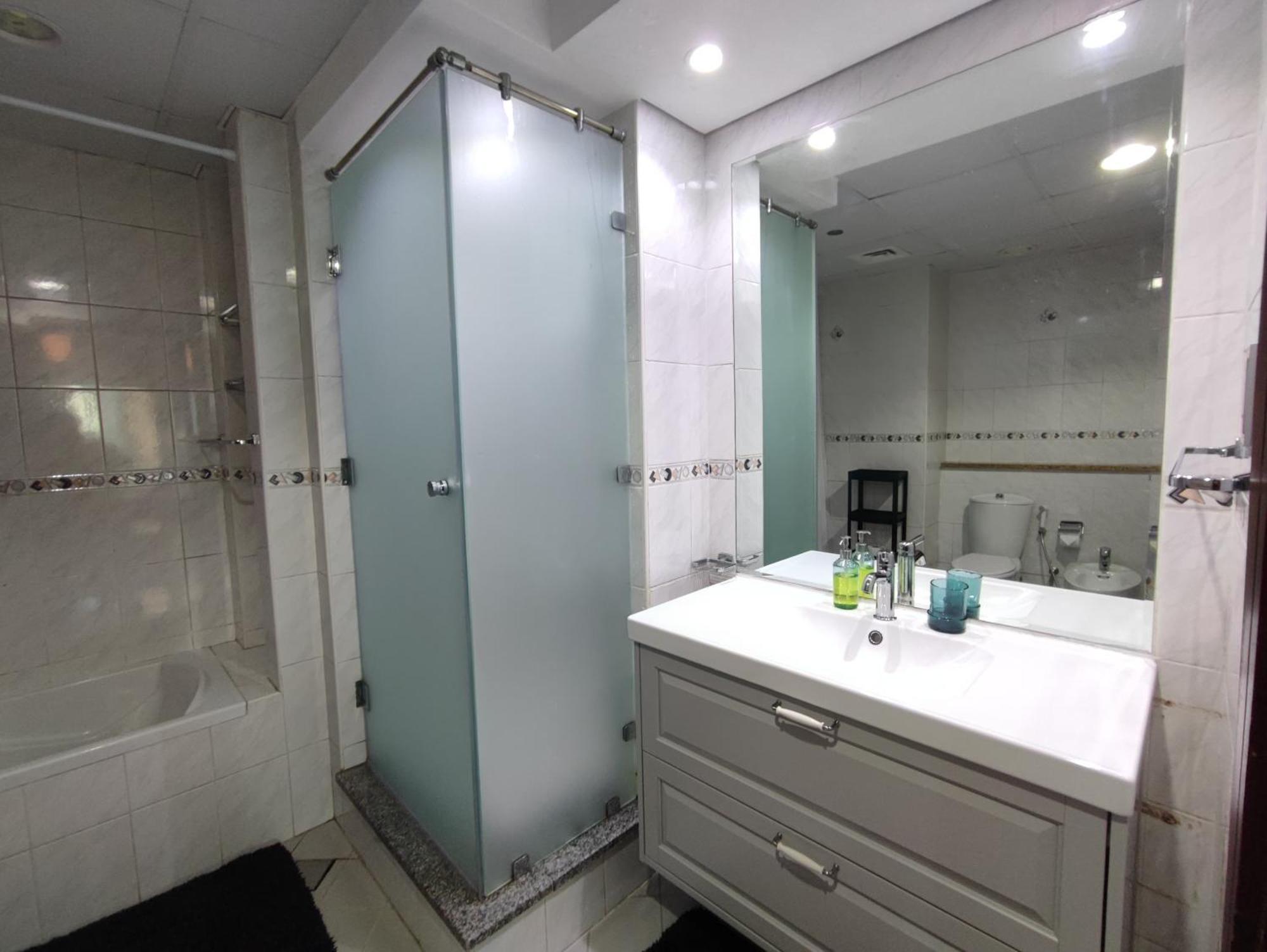 One Bedroom Apartment With Pool & Gym Near Marina Dubaj Kültér fotó