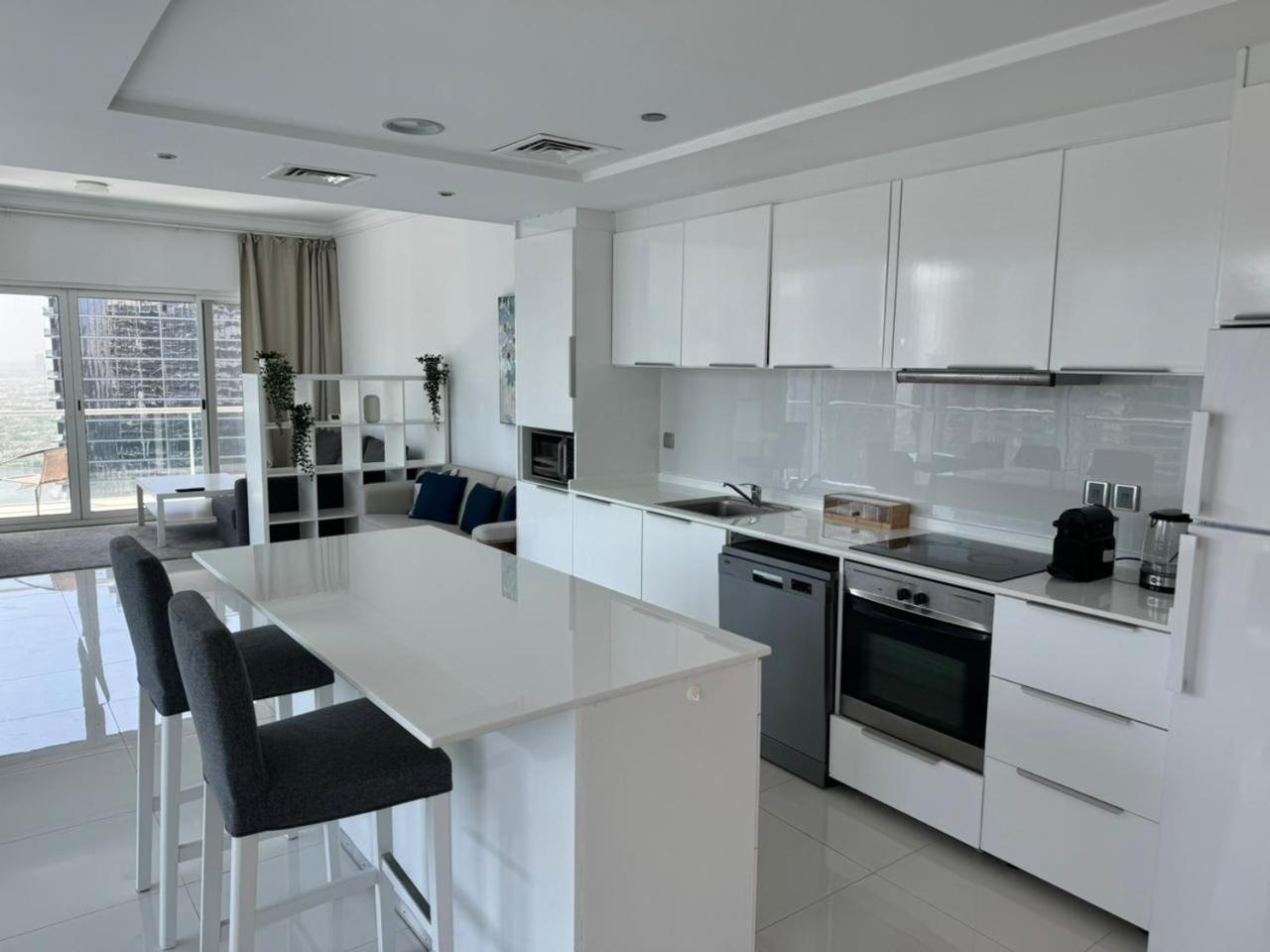 One Bedroom Apartment With Pool & Gym Near Marina Dubaj Kültér fotó