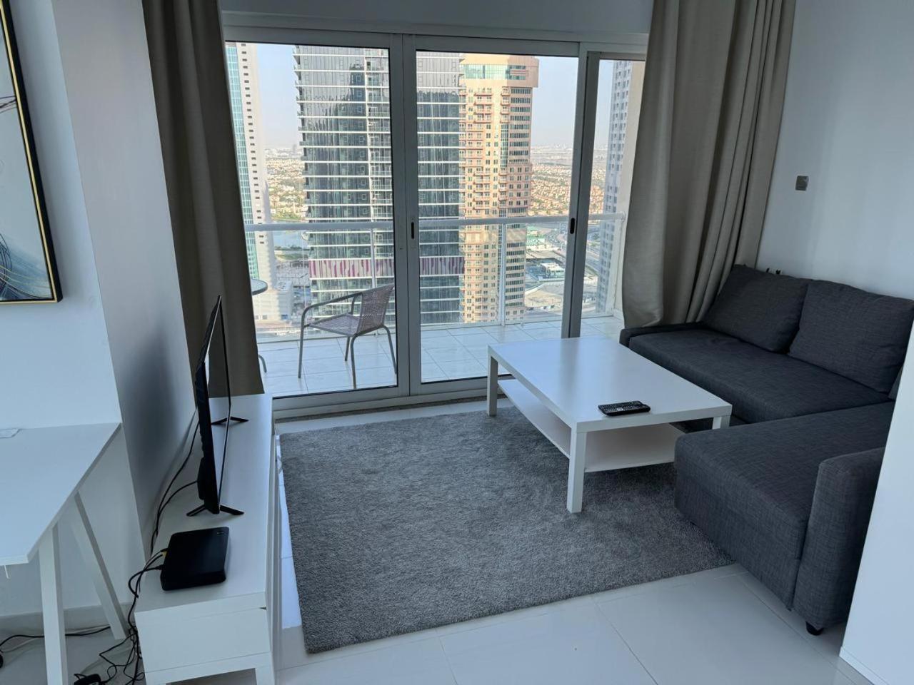 One Bedroom Apartment With Pool & Gym Near Marina Dubaj Kültér fotó